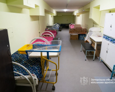 Безпека для дітей — у Запоріжжі ремонтують укриття в дитячому медзакладі (фото, відео)