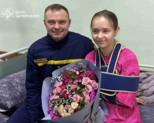 Вже готується до виписки: дівчина, яку дістали з-під завалів у Запоріжжі, уперше зустрілася зі своїм рятівником (фото)