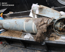 Небезпечна знахідка: мешканці Запоріжжя натрапили на реактивний снаряд біля проїжджої частини (фото)