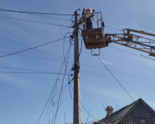 У Запорізькому районі знову є світло у двох селищах, але ситуація лишається нестабільною через постійні обстріли.