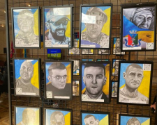 "Крізь ці портрети ми бачимо життя": у Запоріжжі відкрили виставку на честь загиблих і зниклих Героїв (фото)