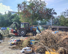 Сміття біля будинків – у Запоріжжі виявили чергове стихійне звалище