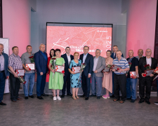 Корифеї Метінвесту: запорізьких пенсіонерів-металургів вшанували почесними нагородами