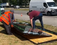 Запоріжжя позбувається зайвого – з вулиці прибрали російськомовну рекламну вивіску (фото, відео)