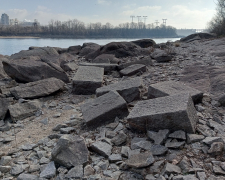 Знахідки з минулого - у Запоріжжі знайшли гранітні блоки, яким майже 100 років (фото)