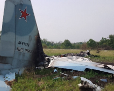 Уламки лежать у полі: з&#039;явилися подробиці збиття росіянами свого ж літака біля Токмака