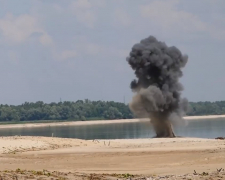 Вибух на пляжі: в Запоріжжі на березі Дніпра виявили залишки ракетного снаряда - відео