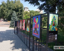 У Запоріжжі відкрили виставку плакатів воєнного часу - фото з однієї з найкрасивіших локацій 