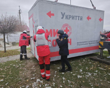 Захист від обстрілів - у прифронтовому селі на Запоріжжі на вулиці встановили мобільне укриття (фото)