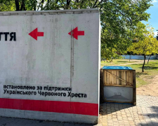 Знущання з громади - у запорізькому парку знову перевернули біотуалети біля укриття (фото)
