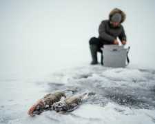 Загроза життю та штрафи - запоріжцям нагадали про небезпеку зимової риболовлі