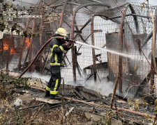 У Парку енергетиків у Запоріжжі горіло приміщення з човновим обладнанням. Фото: ДСНС