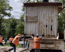 У Вознесенівському районі комунальні служби прибрали кіоск на Нижньодніпровській після того, як власник не виконав вимоги про демонтаж