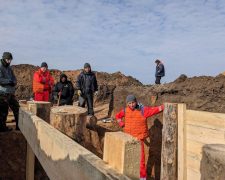 Цілодобові роботи - до будівництва фортифікацій на Запоріжжі долучилися волонтери (фото)