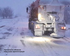Запорізьку область засипало снігом: комунальники борються з негодою (фото, відео)