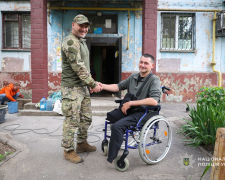 Запорізькі поліцейські встановили пандус у багатоповерхівці для свого колеги, який втратив ноги на війні (фото)