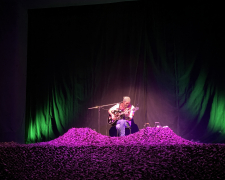 Сміятися у темряві війни: у Запоріжжі показали моновиставу Тараса Василенка «Ні разу не джентельмен»