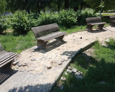 Поламані лави, зруйновані доріжки – як виглядає перейменований запорізький парк, фото