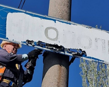 Зафарбували на початку вторгнення - в одному з районів Запоріжжя прибирають дорожні знаки та покажчики (фото)