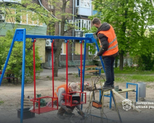 В Олександрівському районі відновлюють дитячий майданчик після ворожої атаки. Фото: Запорізька міська рада