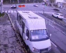 Протаранила на швидкості маршрутку - у Запоріжжі водійка легкового авто скоїла ДТП на зупинці (відео)