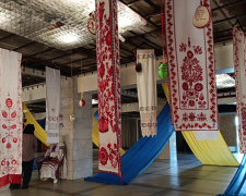 У Запоріжжі колишній палац культури завісили рушниками і вишитими писанками (фото)