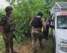 На Запоріжжі поліцейські вдруге врятували чоловіка від обстрілів та вивезли літню жінку з Комишуваської громади.