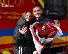 Пропозиція у День закоханих – рятувальник із Запоріжжя освідчився своїй коханій (фото, відео)