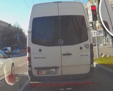 У Запоріжжі водію маршрутки виписали протокол через те, що проїхав перехрестя на червоне світло