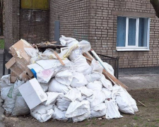 Змусили прибрати сміття — в центрі Запоріжжя інспектори відшукали порушника (фото)