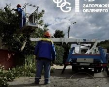 На Запоріжжі енергетики ремонтували мережі після ворожих ударів та негоди 