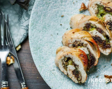 Можна їсти, не розігріваючи:  приготуємо курячий рулет з чорносливом та сиром за рецептом відомого шеф-кухаря (відео)