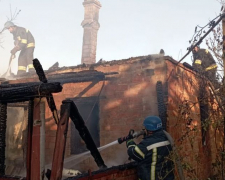 У Запорізькій області через ворожі обстріли горіли будинки, гаражі і господарчі споруди
