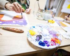 Відволіктися та морально відновитись: у запорізькому «Опліч Хабі» проходять безкоштовні заняття живопису з елементами арттерапії - як записатись