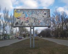 На вулицях Запоріжжя приводять до ладу страшні рекламні щити - фото