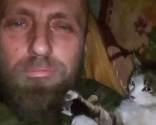 На Запоріжжі боєць провів понад пів року в підземеллі зруйнованого Степногірська — і весь цей час поруч із ним була кішка Муся