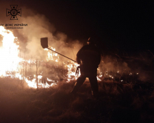 Внаслідок ворожих обстрілів у Запоріжжі сталася масштабна пожежа на відкритій території