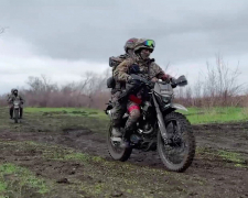 Атаку на мотоциклах зірвали: на Гуляйпільському напрямку захисники розбили російську штурмову групу (відео)