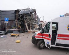 Росіяни вдарили по супермаркету в Запоріжжі - є поранені (фото, відео)