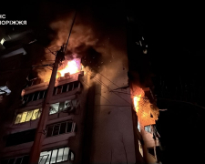 «Чую, в квартирі дівчина кричить»: у Запоріжжі очевидці розповіли, як рятувалися від вибухів під час обстрілу (відео)