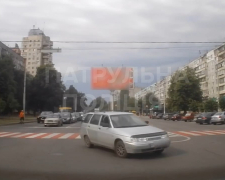 Неповага і нетерплячість потягнула на штраф - у Дніпровському районі Запоріжжя водій порушив церемонію хвилини мовчання (фото, відео)