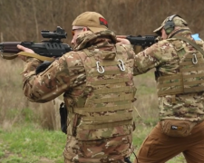 На передовій в Запорізькій області наші захисники опановують різні види стрілецької зброї - відео