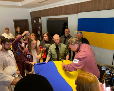 Оборонці Маріуполя зустрілися з Олександром Усиком напередодні його чемпіонського бою
