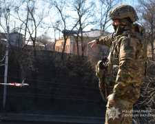 Завис над дорогою: у Запоріжжі російський дрон з вибухівкою заплутався у дротах (фото)