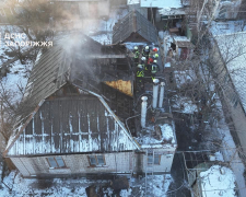 Підвозили воду автоцистернами - у Запоріжжі сталася пожежа в приватному секторі (фото)