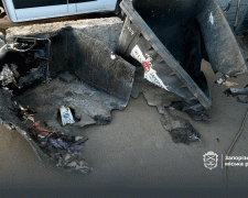 Спалені вандалами пластикові сміттєві контейнери у Запоріжжі