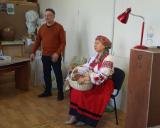 Українська берегиня - відома запорізька волонтерка стала моделлю для юних митців (фото)