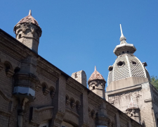 Перша міська електростанція у псевдоготичному стилі  і венеціанськими вікнами (1911 рік), зараз тут теж розміщується один з адмінкорпусів ПАТ "Запоріжжяобленерго". Фото Світлани Олійник