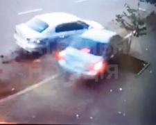У Запоріжжі п&#039;яний водій зніс припаркований автомобіль - відео