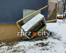 Залишили будинки без газу - у Запоріжжі під час демонтажу аварійної арки пошкодили елементи газорозподільної системи (фото)